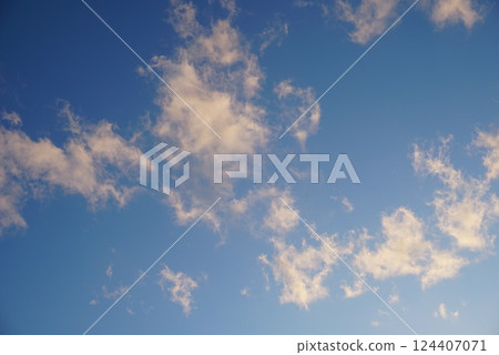 漂浮在藍天上的雲彩 124407071
