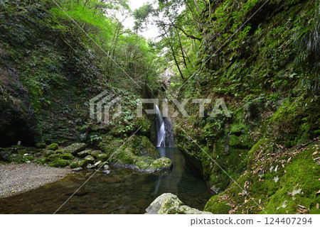 Minami Kamagataki Falls 124407294