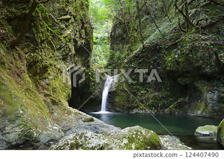 Minami Kamagataki Falls 124407490
