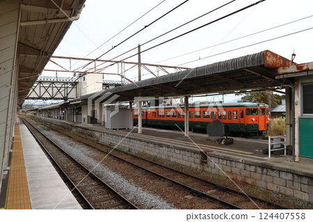 停泊在小諸站的信濃鐵道115系列列車(湘南彩色列車) 停泊在小諸站的信濃鐵道115系列列車(湘南彩色列車) 124407558