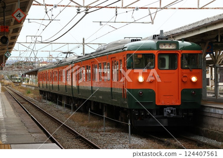 停泊在小諸站的信濃鐵道115系列列車（湘南彩色列車） 124407561