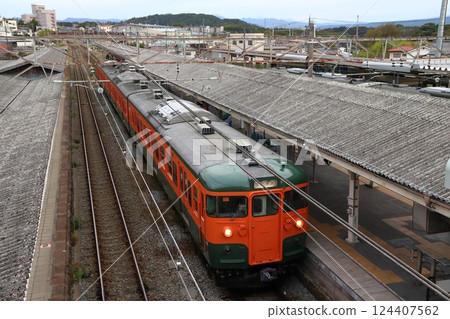 停泊在小諸站的信濃鐵道115系列列車（湘南彩色列車） 124407562