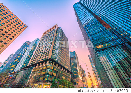日本東京城市景觀 - 大手町和丸之內辦公大樓景觀(夜景) 日本東京城市景觀 - 大手町和丸之內辦公大樓景觀(夜景) 124407653