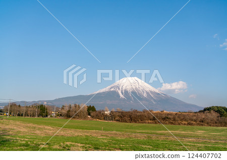 【靜岡縣】春日晴朗的富士山 124407702