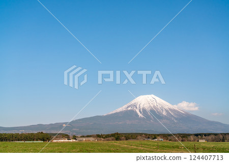 【靜岡縣】春日晴朗的富士山 124407713