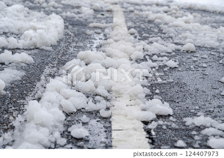 融化的雪殘留在道路上 融化的雪殘留在道路上 124407973