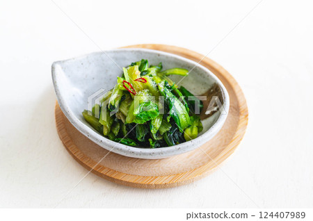Lightly pickled komatsuna and salted kelp 124407989