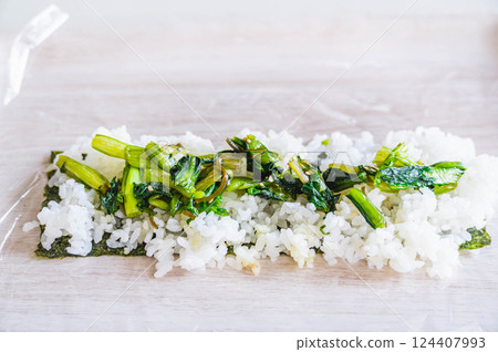 製作醃製小松菜飯糰 124407993
