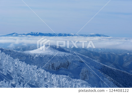 絕美的冬日風景:藏王的樹霜覆蓋。日本山形。一月下旬。 絕美的冬日風景:藏王的樹霜覆蓋。日本山形。一月下旬。 124408122