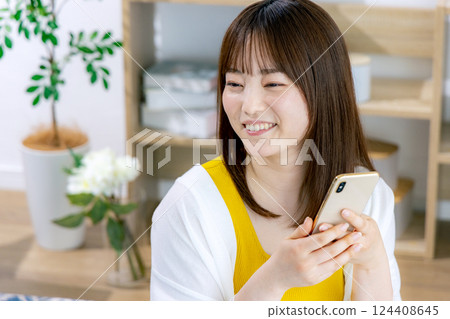 看智能手機的少婦 124408645