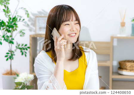 年輕女子在智能手機上交談 124408650
