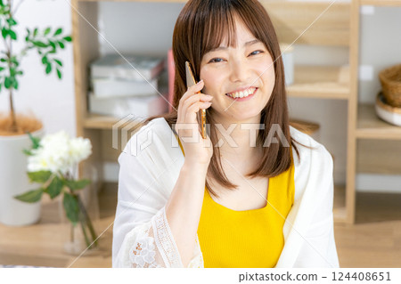 年輕女子在智能手機上交談 124408651