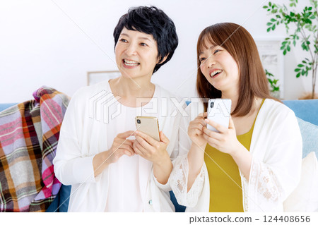 父母和孩子看智能手機 124408656