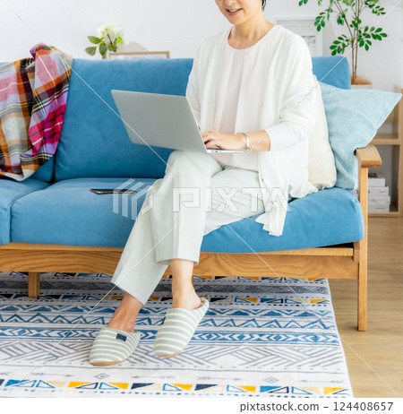 在客廳裡使用電腦的中年女人 124408657