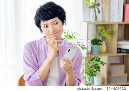 使用智能手機的高級女性 124408680