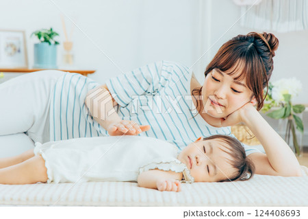 父母和孩子睡午覺 124408693