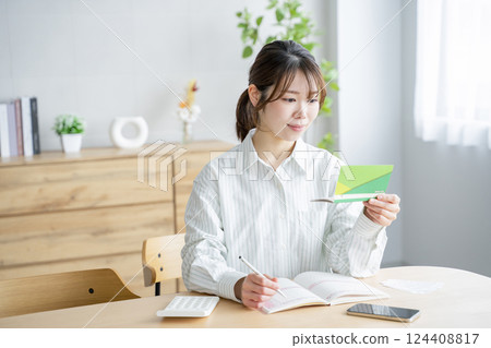 拿著家庭帳簿的婦女 124408817