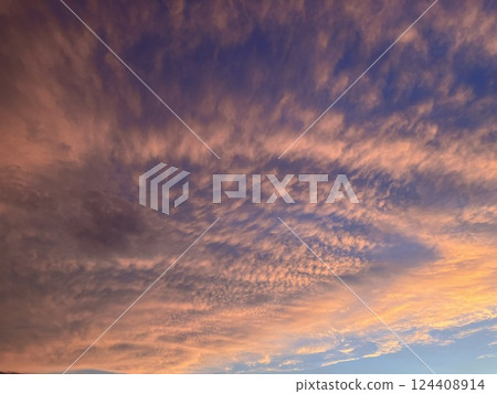 夕陽下的雲彩令人印象深刻 夕陽下的雲彩令人印象深刻 124408914