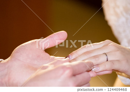 交換結婚戒指 124409468