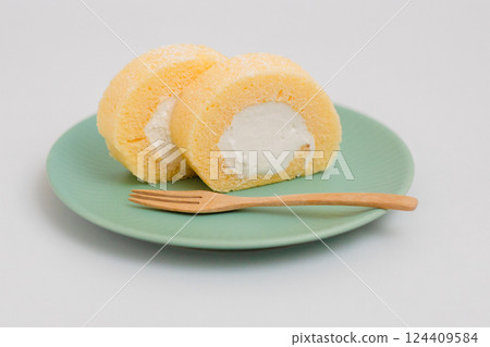 Creamy roll cake Creamy roll cake 124409584