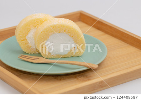 Creamy roll cake Creamy roll cake 124409587