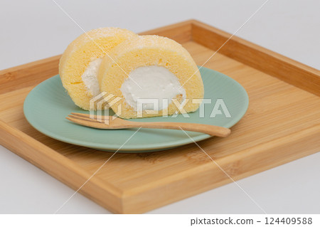 Creamy roll cake Creamy roll cake 124409588