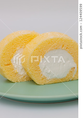 Creamy roll cake 124409599