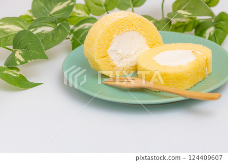 Creamy roll cake Creamy roll cake 124409607