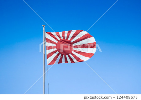 朝日旗幟在風中飄揚 朝日旗幟在風中飄揚 124409673