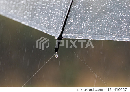 雨傘上的雨滴 124410637