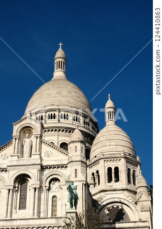 Basilica of the SacrCur in Paris Under Clear Blue Sky Basilica of the SacrCur in Paris Under Clear Blue Sky 124410863