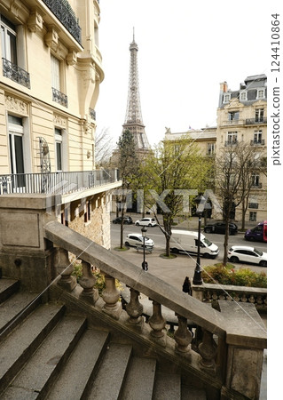 Experience the Scenic View of Charming Parisian Street with Iconic Eiffel Tower Experience the Scenic View of Charming Parisian Street with Iconic Eiffel Tower 124410864