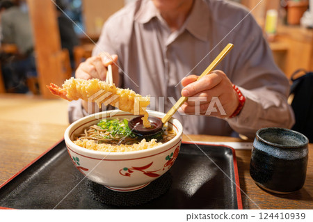 老人吃天婦羅蕎麥麵 124410939