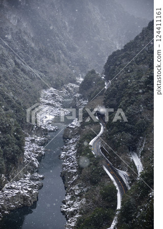 白雪皚皚的小步危溪谷景觀 124411161