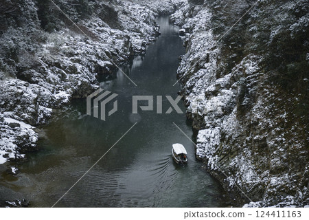 Sightseeing through the snowy Oboke Gorge 124411163