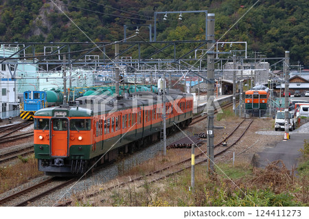 信濃鐵道115系列湘南色榊站出發 信濃鐵道115系列湘南色榊站出發 124411273