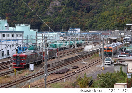 信濃電鐵115系列列車抵達榊站 124411274