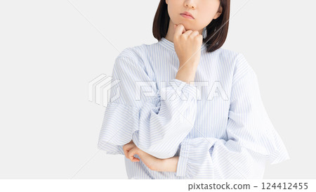 A woman thinking/businesswoman 124412455