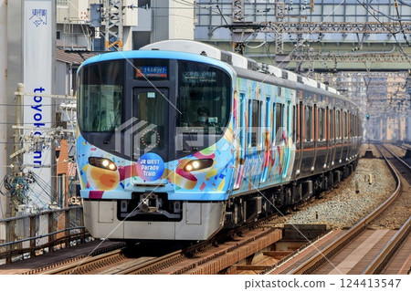 運行於梅田貨運線上的 JR 西日本 323 系列 Expoliner 124413547