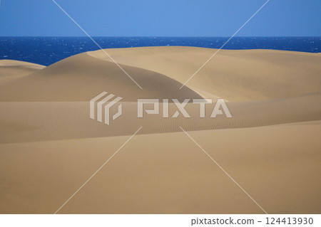 Sand dune with a sea at the background in Maspalomas, Gran Canaria 124413930