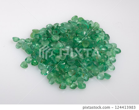 Clear Natural Green Emerald Gemstone Pile Isolated on Glossy White Background 124413983