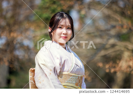 和服形狀的女人 124414695