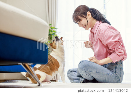 一名婦女正在餵食狗食 124415042