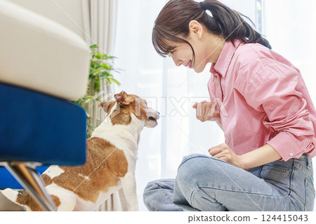 一名婦女正在餵食狗食 124415043