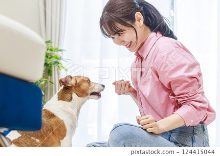 一名婦女正在餵食狗食 124415044