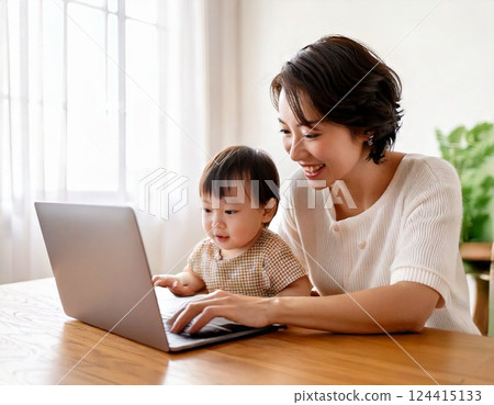 母親和嬰兒使用個人電腦 124415133
