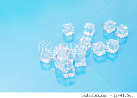 Ice cubes on blue background, Cubes of ice on a light blue background, Flat lay, top view 124415563