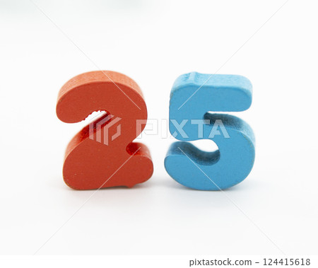 25 colorful wooden numbers decorative on the white 25 colorful wooden numbers decorative on the white 124415618