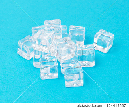 Ice cubes on blue background, Cubes of ice on a light blue background, Flat lay, top view 124415667