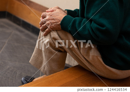 Knee joint pain 124416534